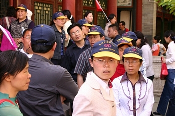 Every group has a distinctive color. This group wears blue 
hats with yellow bills