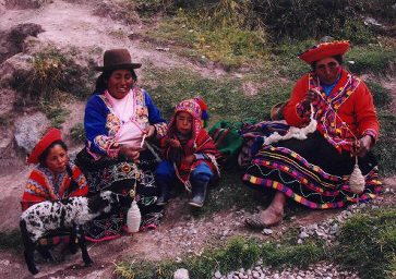 Women weaving at Tambomachay